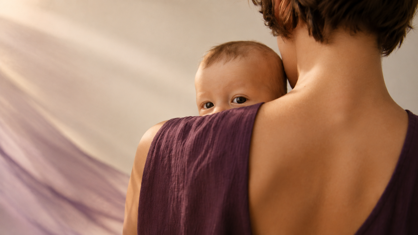 Mãe abraçando seu bebê